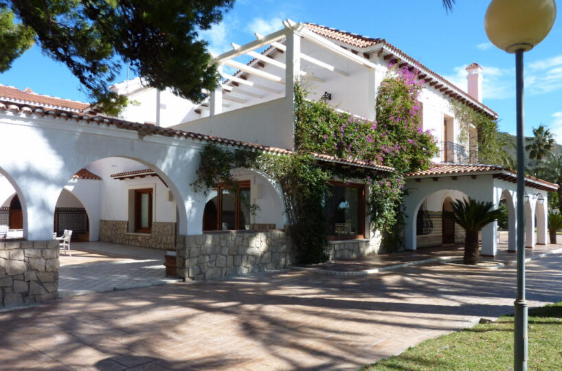 Luxury Equestrian Estate with Magnificent Cortijo.