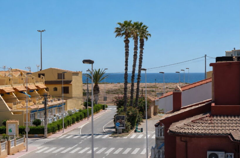 CASA ADOSADA EN TORREVIEJA.