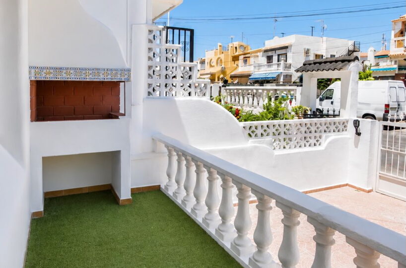 CASA ADOSADA EN TORREVIEJA.
