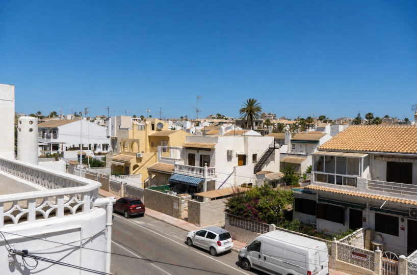 CASA ADOSADA EN TORREVIEJA.