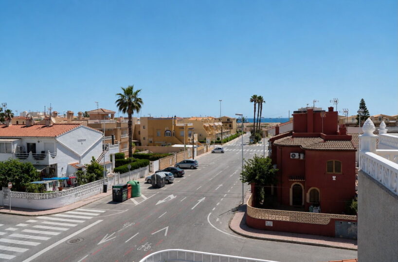 CASA ADOSADA EN TORREVIEJA.