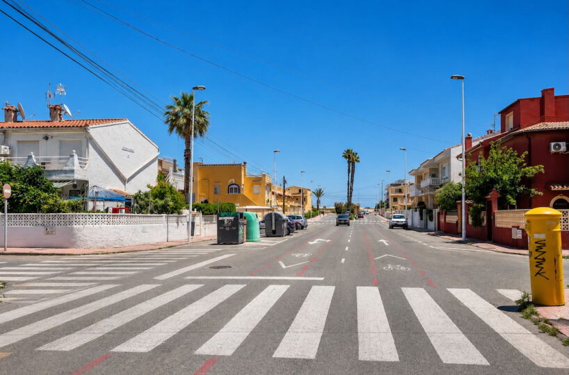 CASA ADOSADA EN TORREVIEJA.