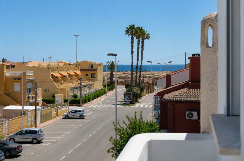 CASA ADOSADA EN TORREVIEJA.