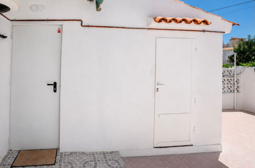 CASA ADOSADA EN TORREVIEJA.