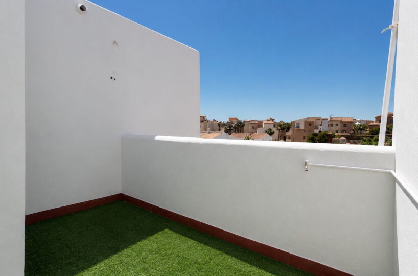 CASA ADOSADA EN TORREVIEJA.