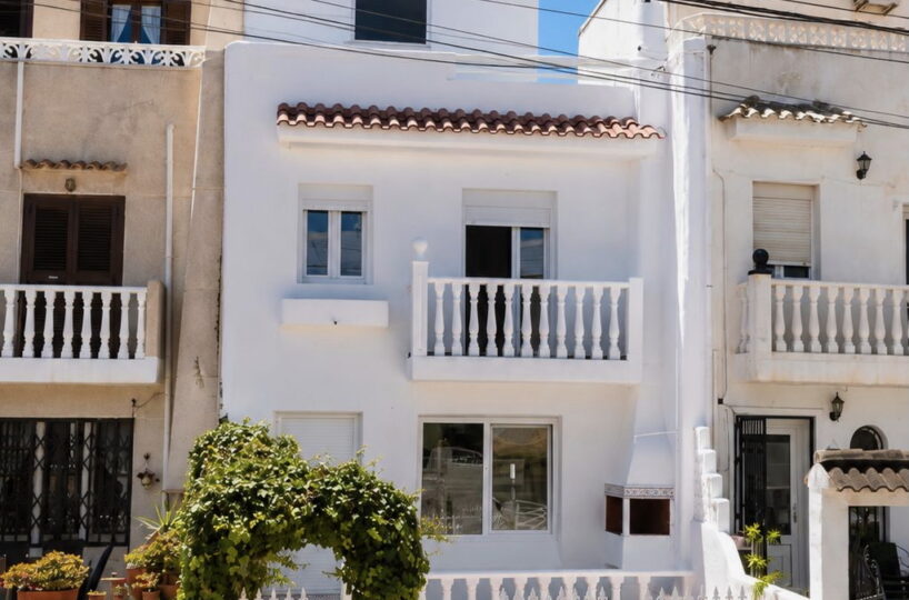 CASA ADOSADA EN TORREVIEJA.