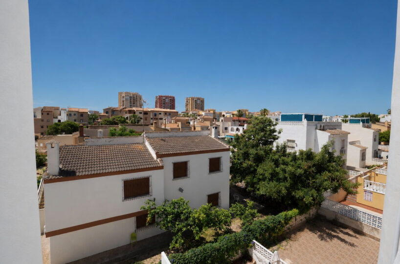 CASA ADOSADA EN TORREVIEJA.