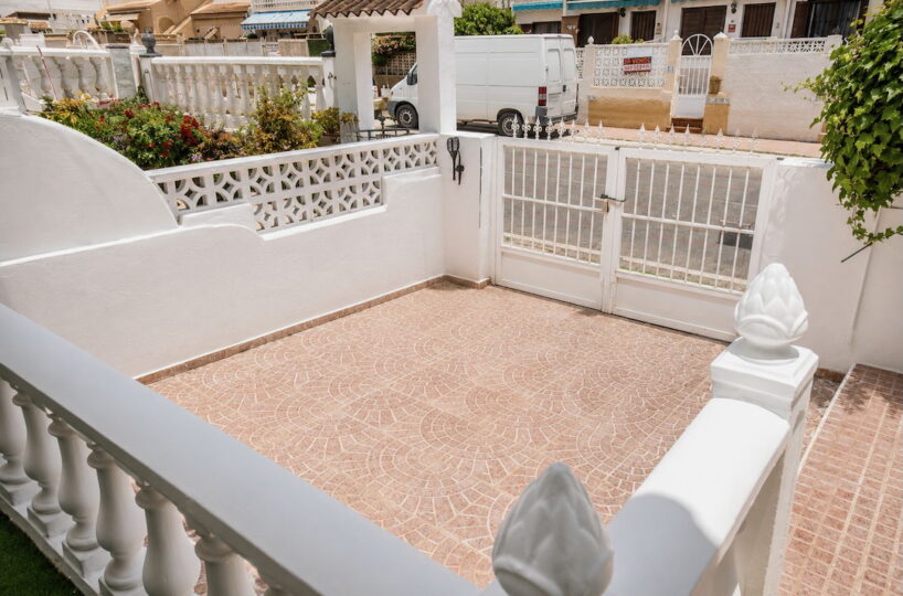 CASA ADOSADA EN TORREVIEJA.