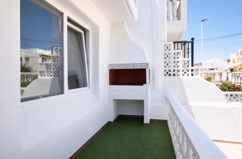 CASA ADOSADA EN TORREVIEJA.