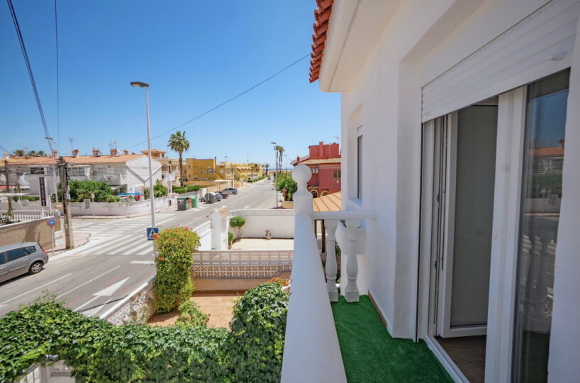 CASA ADOSADA EN TORREVIEJA.