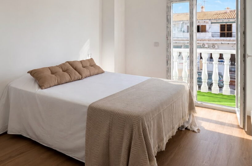CASA ADOSADA EN TORREVIEJA.